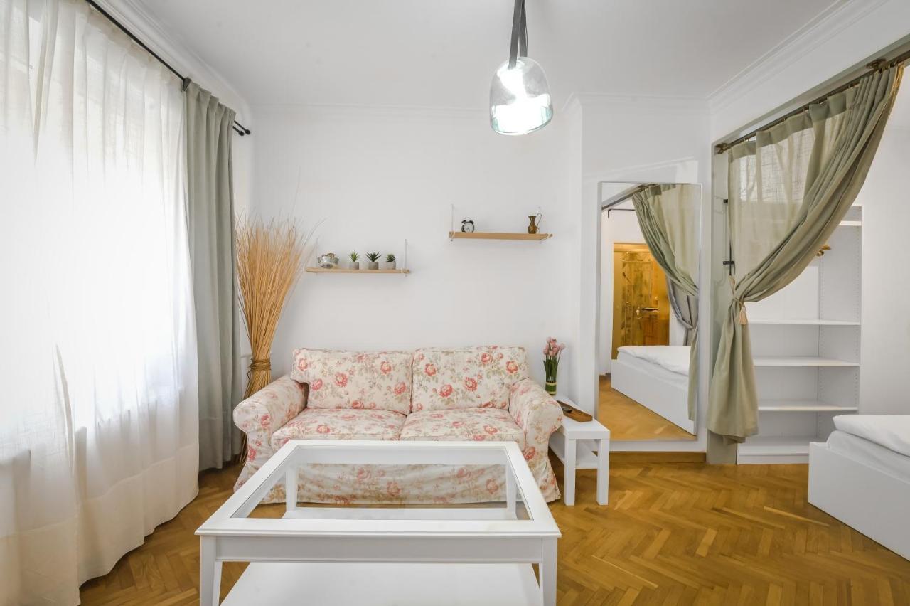 Floral Retreat In Center By Flat Mаnager