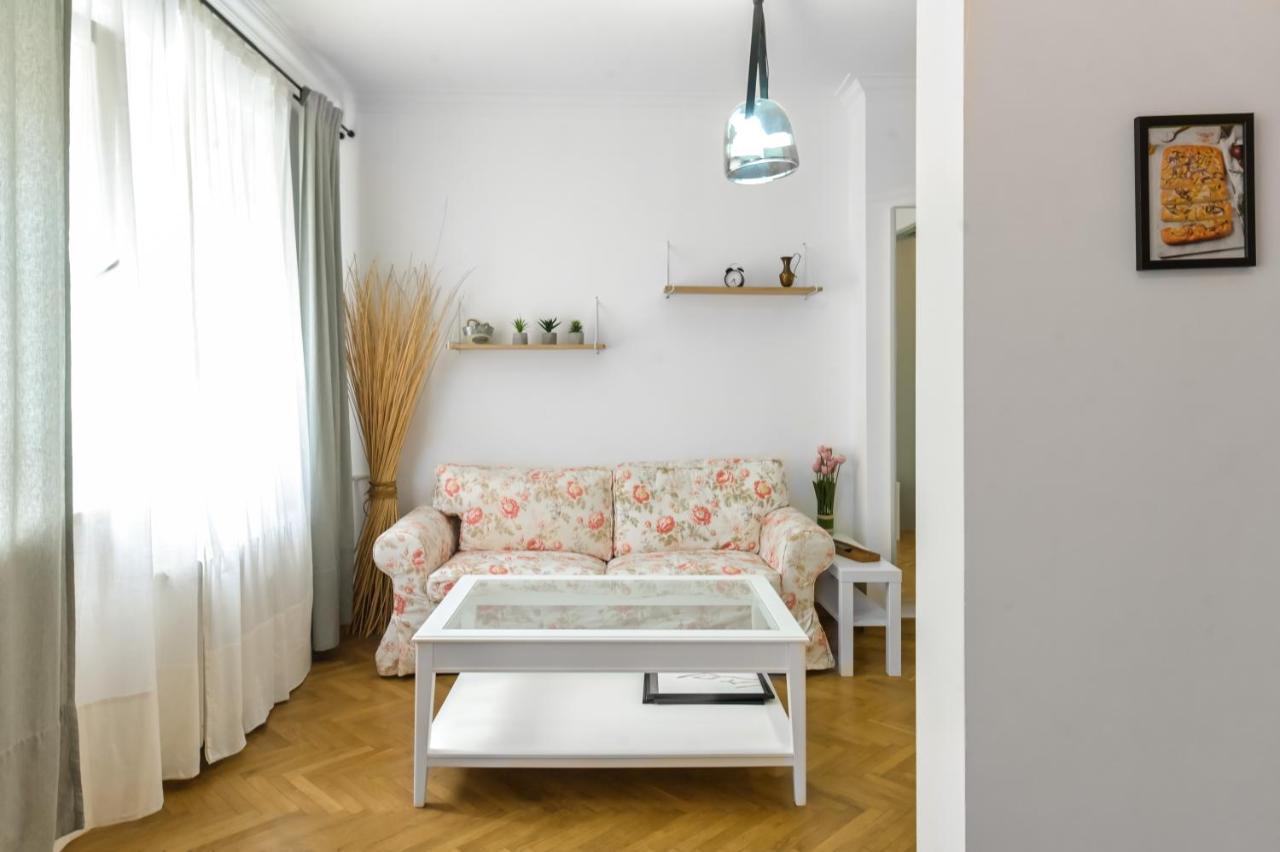 Floral Retreat In Center By Flat Mаnager Sofia