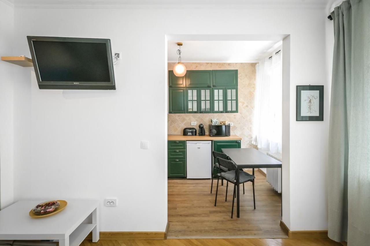 Floral Retreat In Center By Flat Mаnager *