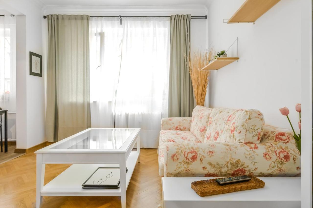 Apartment Floral Retreat In Center By Flat Mаnager